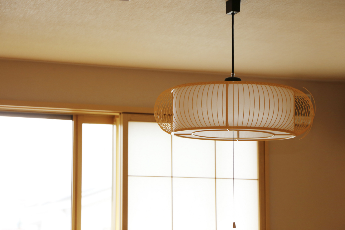 天井にかかる照明の写真
