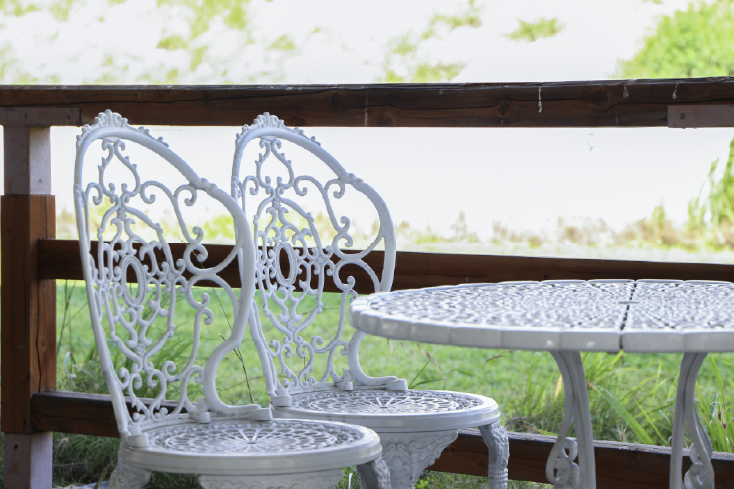 施設の外観を庭から見た写真