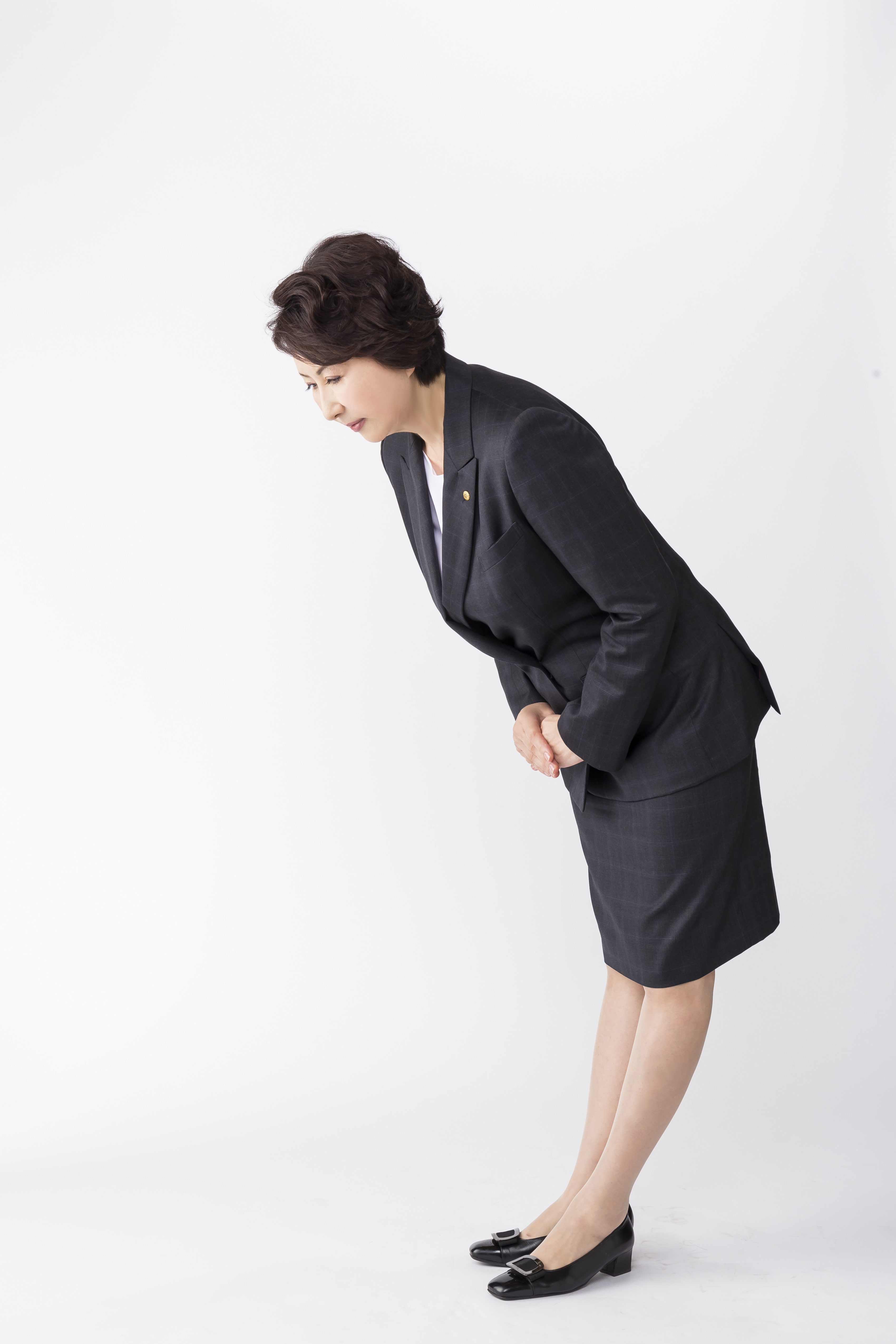 理事長荒木智子さんがお辞儀している写真